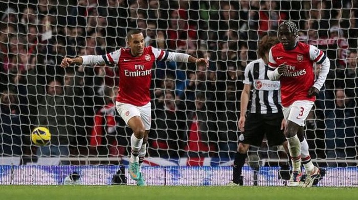 Theo Walcott giúp Arsenal vượt lên dẫn 4-3.